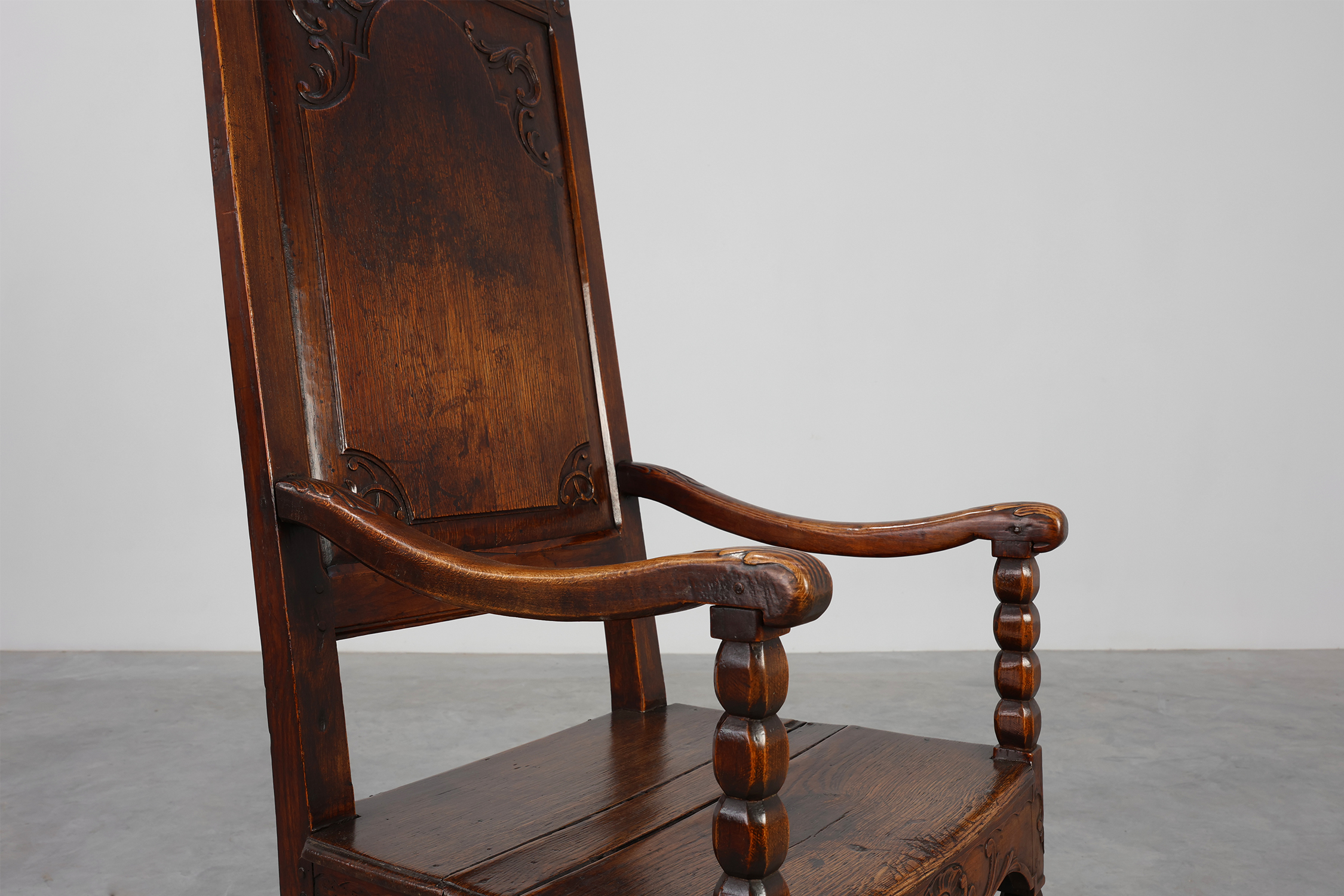 18th Century Li&egrave;ge Armchair in hand carved Oak, Belgiumthumbnail